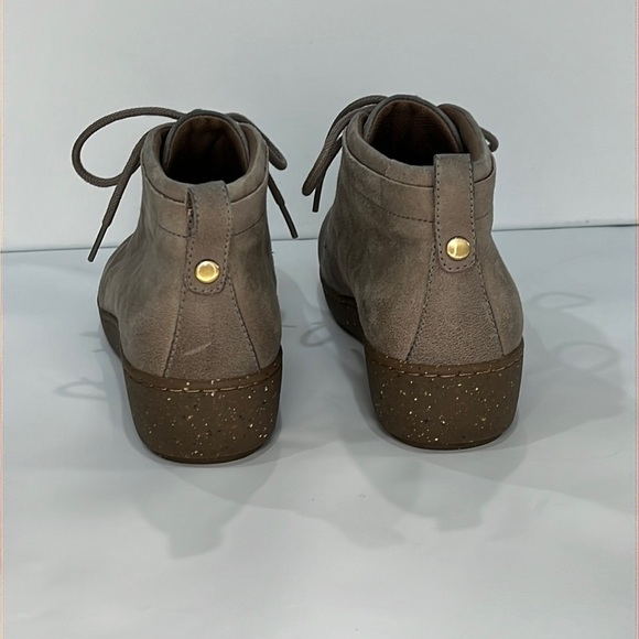 Dansko Ellen bootie size 39 relaxed suede upper in taupe color - Picture 5 of 17